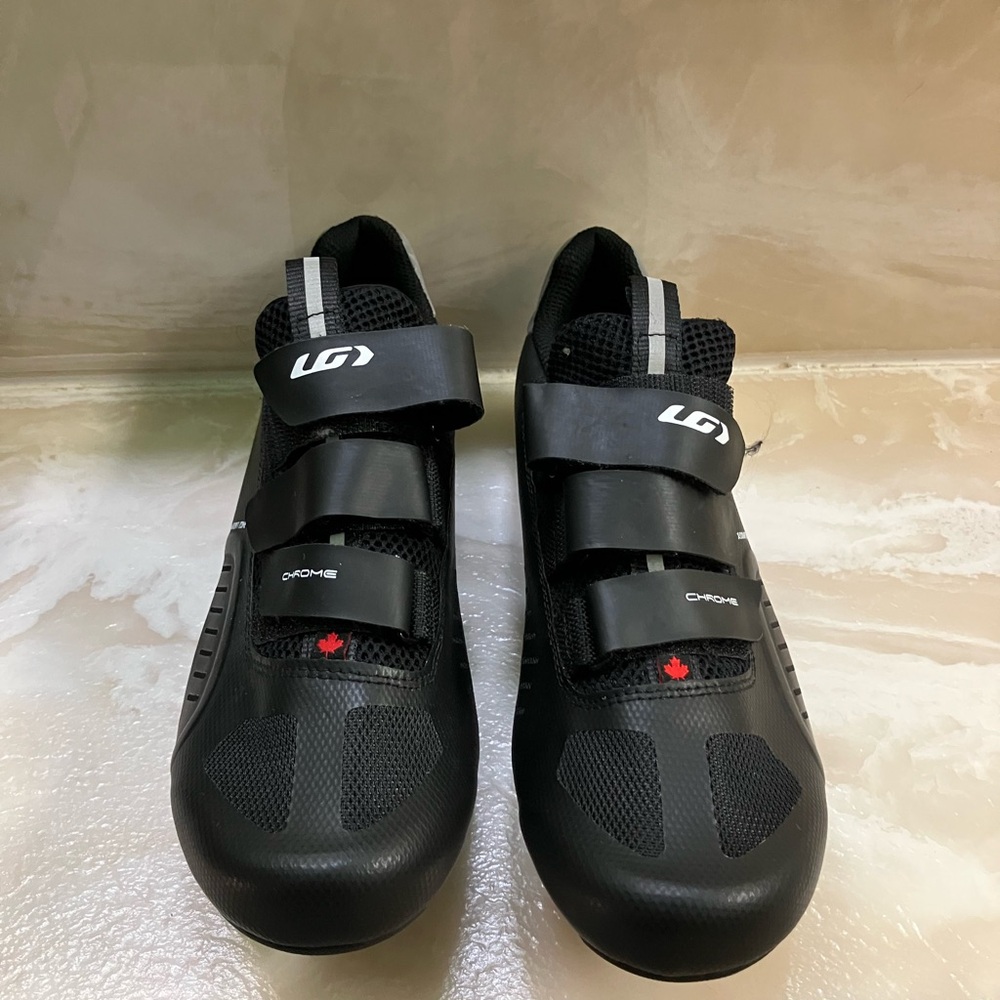 LG Black Athletic Shoes Sleek Design